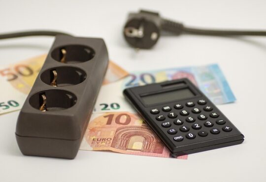 Spotprisen forklaret: Derfor svinger elregningen fra måned til måned